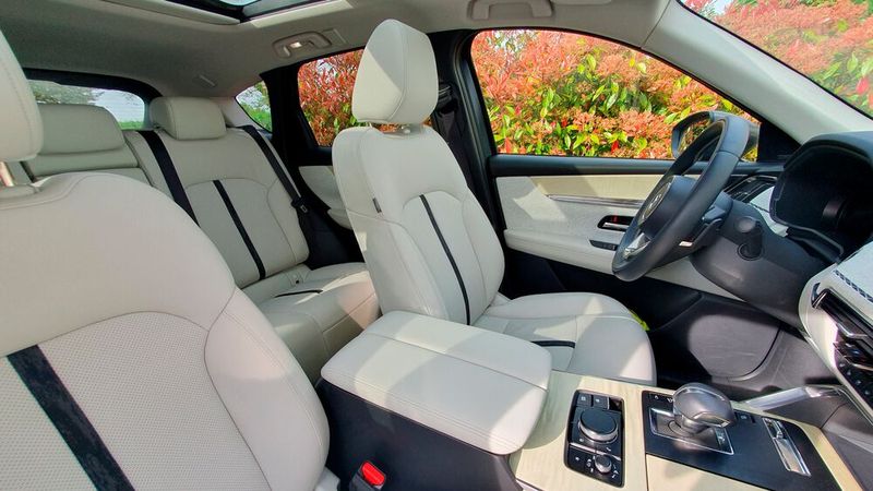 6. Das Fahrgefühl: Der CX-60 ist vom Fahrzeugkonzept her eigentlich der ideale Langstreckenbegleiter. Bei mehrstündigen Autobahnfahrten ließ jedoch der Sitzkomfort zu wünschen übrig. Der Fahrzeugschwerpunkt ist beim CX-60 aufgrund der mittig zwischen Vorder- und Hinterachse platzierten Hochvoltbatterie niedrig. Folglich lag der CX-60 auf der Autobahn stets satt auf der Straße. (Bild: Mauritz – VCG)