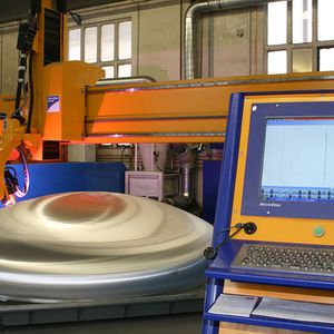 Der bei Feldbinder unersetzlich gewordene Plasmaschneid-Methusalem von Microstep hat sogar ein zuvor für den Behälterbodenbau genutztes Robotersystem vom Platz gestellt, wie es heißt.