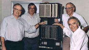 Die Pioniere der digitalen Relaislogik: Das Entwicklerteam um Richard „Dick“ Morley (im Bild ganz links) mit einem frühen Modell der Modicon 084. Ihre Entscheidung für den visuellen Kontaktplan sicherte der neuen Technologie die Akzeptanz in den Werkhallen. (Bild: Schneider Electric)