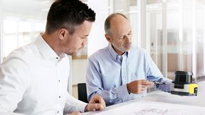 Die Maschinenverordnung (MVO) legt fest, wie Maschinen künftig gebaut und auf den Markt gebracht werden müssen. Neu sind Anforderungen etwa zu Cyber Security und einer klaren Regelung für wesentliche Veränderungen.  (Bild: Leuze)
