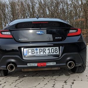 Wer möglichst vielen anderen Verkehrsteilnehmern, insbesondere auf der Autobahn, diese Ansicht seines BRZ zeigen möchte, muss ordentlich das perfekt schaltbare 6-Gang-Getriebe bemühen und darf sich nicht scheuen, den Motor richtig drehen zu lassen. Eine Auf-/Anforderung, der dieser nur zu gerne nachkommt. Das 2,4-Liter-Boxeraggregat leistet 172 kW (234 PS) bei 7.000/min, und das maximale Drehmoment von 250 Nm liegt bei 3.700/min an. Allerdings auch typisch Subaru-Boxer: Besonders sparsam ist er nicht. Im Schnitt verbrauchten wir 9,5 Liter Super-Plus (auch ausnahmsweise darf man kein Super tanken!) – der Hersteller gibt 8,8 l/100 km an. Maximal wird man mit dem Wagen 226 km/h schnell, ein enttäuschender Wert.(Bild:  Dominsky – VCG)