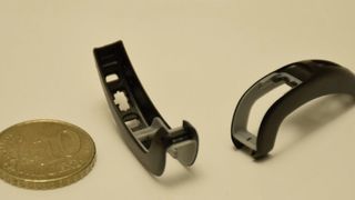 Die im 2K-Verfahren gefertigte Oberschale des Hörgerätes besteht aus einer anspruchsvollen Hart-Weich-Kombination. (Bild: Toolcraft)