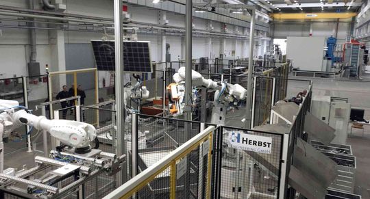 Herzstück der automatisierten Lösung, mit der sich die Rohstoffe aus Solarmodulen wirtschaftlich zurückgewinnen lassen, sind mehrere Industrieroboter von ABB. (Bild:  ABB)