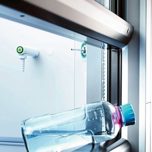 Abb.5: Die Close-Guard-Funktion stoppt den Frontschieber, sobald etwas aus dem Abzug herausragt.(Bild:  Köttermann)