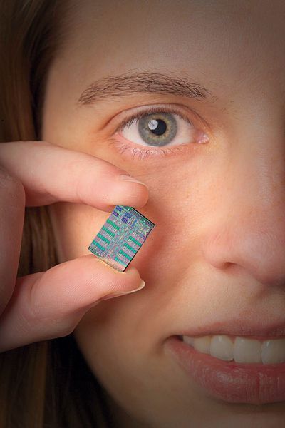 2005: IBM, Sony und Toshiba machen gemeinsame Sache und entwickeln den Cell-Prozessor. Das Stück Silizium mit acht Rechenkernen kommt in IBM-Bladeservern sowie in Sonys Playstation 3 zum Einsatz. (Archiv: Vogel Business Media)