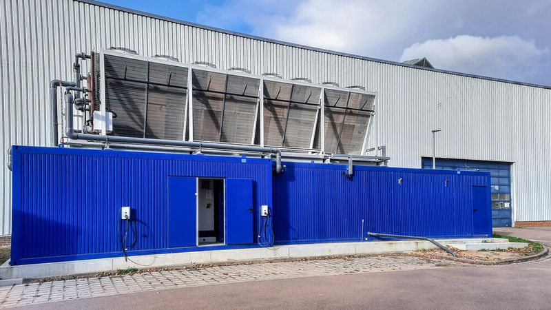 Technotrans entwickelte für Rymoplast diese außen installierte Kühlanlage als Containerkonzept für Extruderlinien und Peripheriesysteme, um in der Werkhalle keinen Platz zu vergeuden. (Bild: Technotrans)