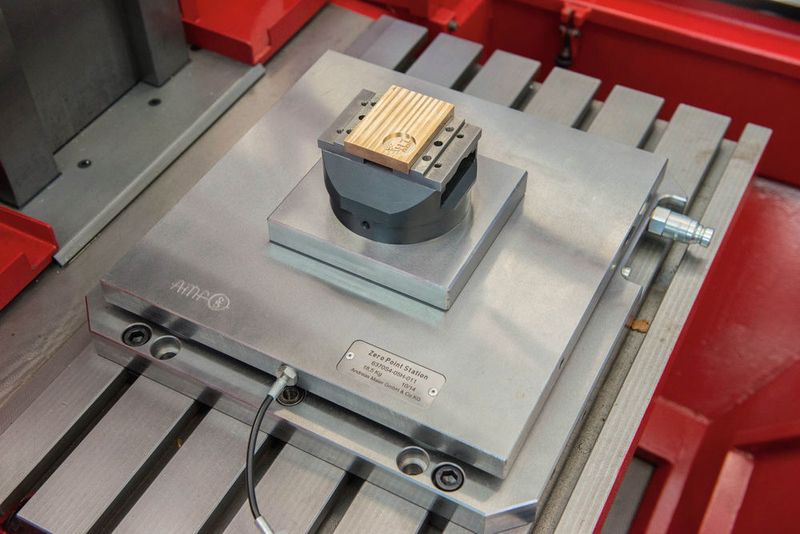 Bei der Herstellung der Formen und Werkzeuge sorgt ein Nullpunktspannsystem für größtmögliche Flexibilität bei engen Toleranzen. (Bild: AMF)