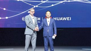 Auf dem Technologiekongress Huawei Connect 2018 verkündeten Dr. Stefan Ferber, Chef von Bosch Software Innovations (l.), und Zhang Yelai, Vizepräsident von Huawei, die zukünftige Zusammenarbeit.  (Robert Bosch GmbH)