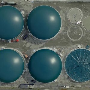 Das 50-Millionen Euro-Projekt umfasst vier Fermenter und einen Nachgärer aus Edelstahl mit jeweils 4.900 Kubikmeter Volumen. Darin kommen hauptsächlich Produktionsrückstände und Nebenprodukte aus der irischen Bier- und Whiskeyindustrie zur Vergärung.(Bild:  Weltec Biopower GmbH)