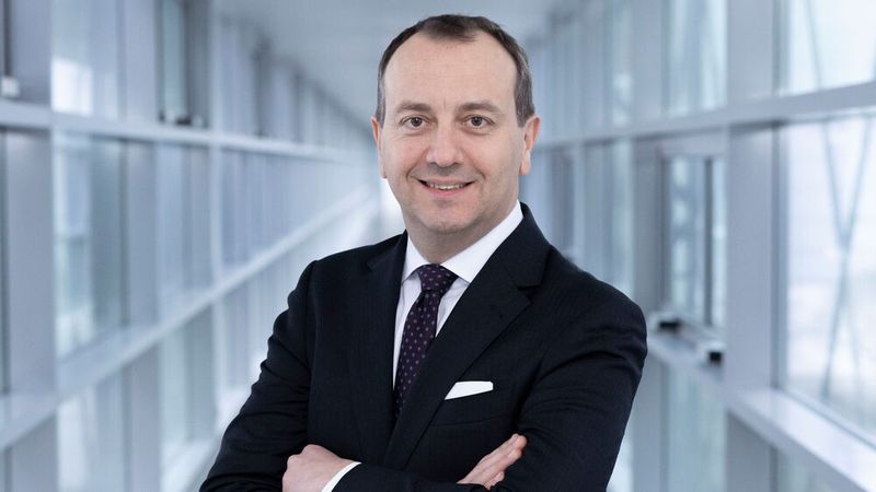 Niccolò Biagioli, Managing Director bei Stellantis Deutschland für Alfa Romeo, DS und Lancia: Für 2025 sehen wir großes Potenzial für Alfa Romeo. Besonders der Alfa Romeo Junior, der als komplett neues Modell vielversprechend gestartet ist, wird eine zentrale Rolle spielen. Wir sind zuversichtlich, dass er im kommenden Jahr unser meistverkauftes Modell werden könnte. Gleichzeitig bleiben unsere Markenwerte – italienische Eleganz, Sportlichkeit und Leidenschaft – weiterhin im Fokus. Mit der Vorstellung des modellgepflegten Alfa Romeo Tonale und des komplett neuen Stelvio gegen Ende des Jahres 2025 steht uns ein spannendes Jahr bevor, das die Attraktivität unserer Marke weiter stärken wird. Für unsere Pariser Premiummarke DS Automobiles beginnt das Jahr mit einem echten Highlight: der Einführung unseres neuen Flaggschiffs DS N°8. Dieses rein elektrische SUV-Coupé mit einer beeindruckenden Reichweite von 750 Kilometern setzt neue Maßstäbe und unterstreicht unsere Ambitionen im Premium-Segment. Zur Jahresmitte erwarten wir außerdem das Facelift des DS 4, der dann ebenfalls vollelektrisch verfügbar sein wird. Bei Lancia werden wir mit 25 angestrebten Händlerstandorten und etwa 100 Kundendienststellen die Grundlage für eine erfolgreiche Wiederbelebung der Marke in Deutschland schaffen. Der neue Lancia Ypsilon wird 2025 auch in Deutschland erhältlich sein, begleitet von der 280 PS starken, vollelektrischen HF-Version. Unser Fokus liegt darauf, Lancia wieder in das Bewusstsein deutscher Kunden zu rücken und das Interesse für „Eleganza italiana“ neu zu entfachen. (Bild: Stellantis)
