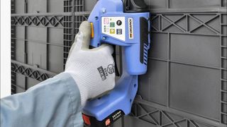 Bis zu 300 Umreifungen sind beim OR-T120 mit einer Akkuladung möglich, bei einer Akkulebensdauer von bis zu 2000 Ladungen. (Bild: Kemapack)