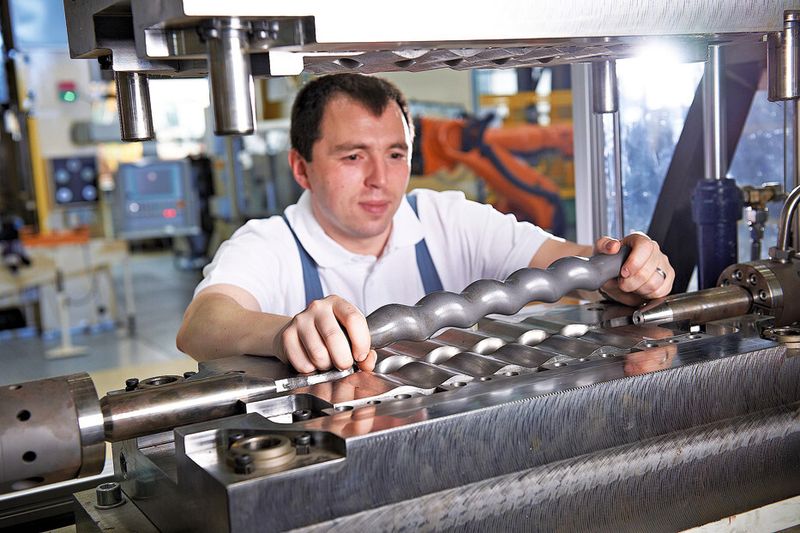 André Albert, Gruppenleiter Wirkmedienumformung am Fraunhofer-IWU: „Mit der temperierten Innenhochdruck-Umformung ist die Fertigung von Edelstahlrohren in nur einem Prozessschritt möglich.“ (Bild: Fraunhofer-IWU)