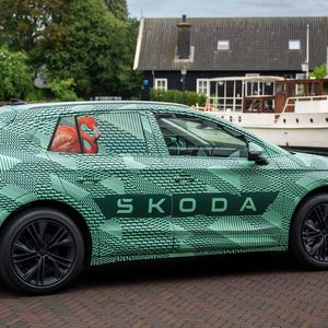 Der Elroq streckt sich über 4,50 Meter. Er ist damit kürzer als der Enyaq, hat aber dennoch viel Platz im Innenraum.(Bild:  Skoda)