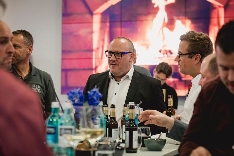 Branchenführer der Prozessindustrie knüpfen beim Dinner wertvolle Geschäftskontakte. (Bild: Stefan Bausewein)