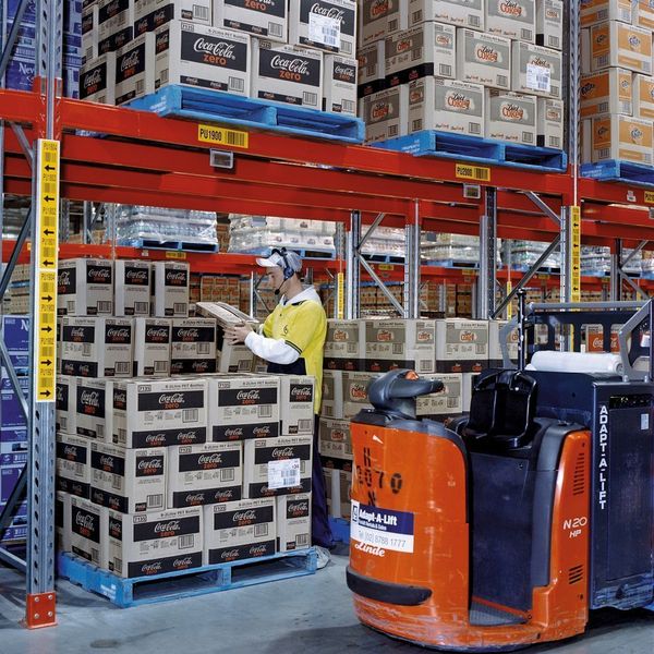 Alle Kommissionierungen, die nicht das Negative-Put-Modul von Dematic durchlaufen, werden bei CCA mit Vocollect-Geräten sprachgesteuert versandfertig gemacht. Bild: Dematic (Archiv: Vogel Business Media)