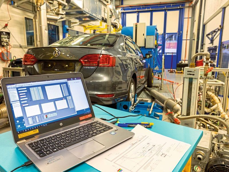 Mit den Messdaten erhalten die Forscher ein umfassendes Gesamtbild über die verschiedenen Emissionen des Fahrzeugs. (Bild: Empa/ Sabina Bobst, Gian Vaitl)