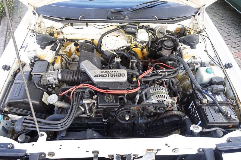 Der Vierzylinder-Boxermotor des XT mit wassergekühltem Turbolader und 1.800 cm³ Hubraum leistet ohne Kat 136 PS (100 kW) bzw. 120 PS (88 kW) mit G-Kat. Hierzulande fanden sich lediglich 1.056 Käufer für den Keil, was abgesehen vom äußeren Erscheinungsbild wohl auch an den Trinksitten des Japaners lag. Bei flotter Autobahnhatz soll er „gesoffen haben wie ein Loch“. (Bild: Dominsky – VCG)