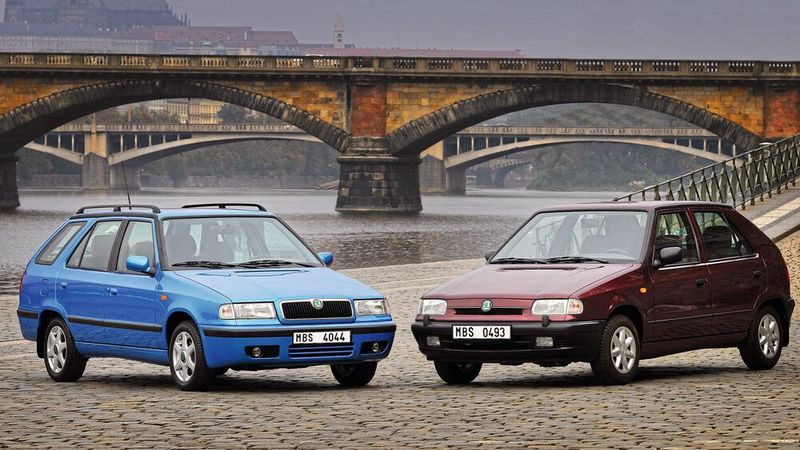 Den Felicia baute Skoda zwischen Oktober 1994 und Juni 2001. Er beerbte den Favorit. Die Kombiversion, als Nachfolger des Forman, hieß nun Felicia Combi und erschien im Juli 1995. Zahlreiche Teile von VW-Modellen hielten bei diesem Modell Einzug, wie z. B. der 1,6-Liter-Benzin- bzw. -Dieselmotor. Im Januar 1998 erhielt der Felicia ein Facelift, bei dem weitere VW-Technik in das Modell einfloss. Auch eine Pick-up-Variante des Felicia wurde ab Mitte 1995 angeboten. (Bild: Hersteller)