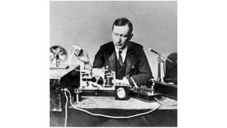 Die Anfänge der Funktechnik: Marconi bei einer Demonstration seiner Funktechnik.  (Analog Devices)