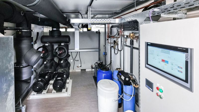 Pumpen, Tanks, Kältemaschinen und Schaltschränke – quasi die ganze Technik der Kühlanlage bei Rymoplast in Markranstädt – hat Technotrans in den wetterfesten Containern integrieren können. (Bild: Technotrans)