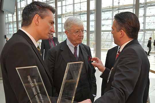 Den Pokal fest im Griff (v. re.): Jens Carsten Bergmann (Autohaus Sessner) mit ZDK-Präsident Robert Rademacher und »kfz-betrieb«-Chefredakteur Wolfgang Michel. (Archiv: Vogel Business Media)