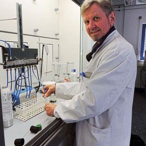 „Angesichts der brisanten politischen Situation ist unsere Forschung relevanter denn je“, erklärt Prof. Raimund Brotsack vom TZ Energie (hier an der Begasungsapparatur).(Bild:  TZ Energie)