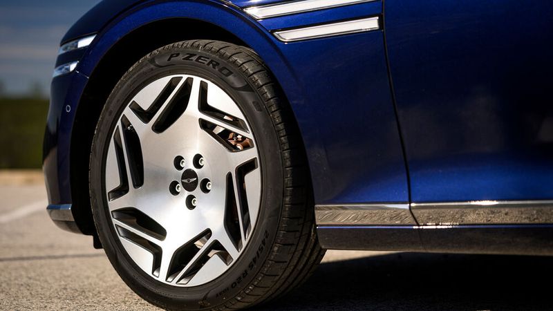 Die Reifen macht Genesis bei jedem Wechsel sauber. Das ist im Kaufpreis inbegriffen. (Bild: Genesis)