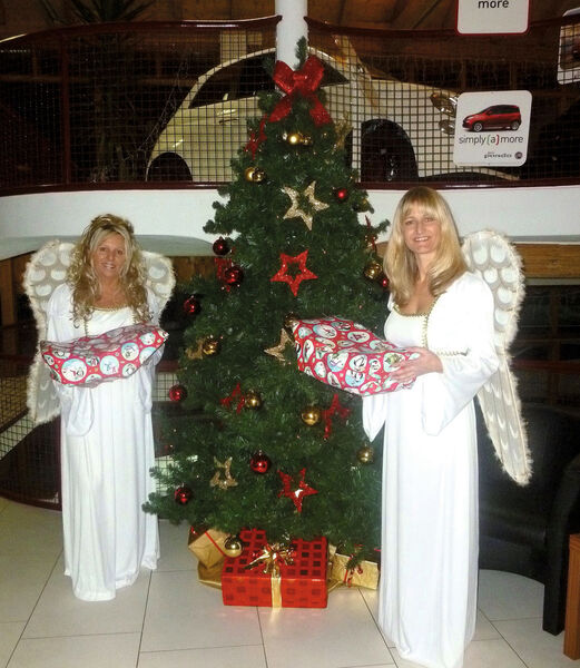 Als Weihnachtsengel verkleidet verteilen Mitarbeiterinnen Geschenke in Kindergärten. (Foto: Autohaus Dorn)