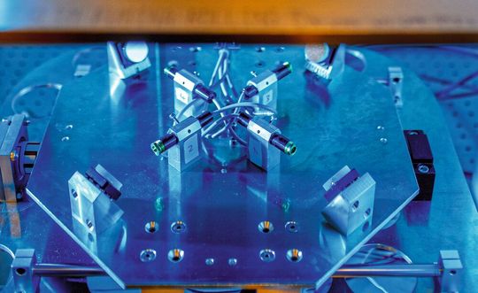 Versuchsaufbau der 3D-Druckanlage: Vier Laser werden über Umlenkspiegel in das Harz darüber (nicht im Bild) fokussiert. Dort treffen sie sich in einem Punkt und härten das Harz aus. Versuchsaufbau der 3D-Druckanlage: Vier Laser werden über Umlenkspiegel in das Harz darüber (nicht im Bild) fokussiert. Dort treffen sie sich in einem Punkt und härten das Harz aus.