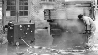 Das erste Reinigungsgerät von Kärcher: der erste europäische
Heißwasser-Hochdruckreiniger KW 350 aus dem Jahr 1950. (Bild: Kärcher)