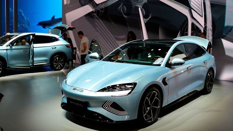 Die Modelle SEAL und SEAL U, die Kombiversion im Hintergrund, zeigte BYD erstmals in Europa auf der IAA Mobility. (Bild: Klasing)