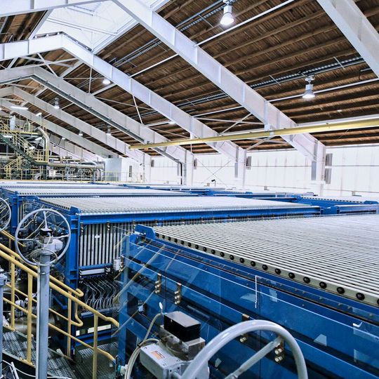 Die modular aufgebauten Chlor-Alkali-Anlagen von Thyssenkrupp Nucera für kleinere Kapazitäten bieten Einsparungen bei den Baukosten.(Bild:  Thyssenkrupp Industrial Solutions)