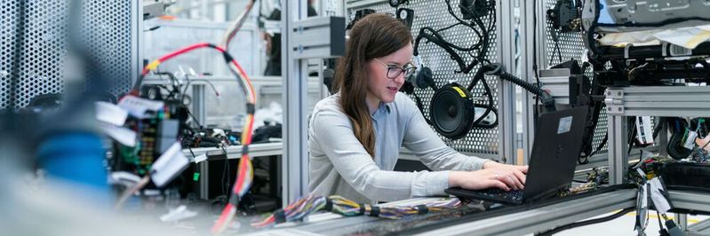 Obwohl viele Unternehmen schon voll auf Automatisierung setzen, fehlt oft der Schritt zur intelligenten Fertigung. Aber nur so kann eine Fertigung ohne menschliches Zutun auf unvorhergesehene Ereignisse reagieren. Obwohl viele Unternehmen schon voll auf Automatisierung setzen, fehlt oft der Schritt zur intelligenten Fertigung. Aber nur so kann eine Fertigung ohne menschliches Zutun auf unvorhergesehene Ereignisse reagieren.