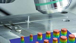 Bild 1: Die Mikrostrukturen befinden sich in drei Formeinsätzen in der düsenseitigen Formplatte. Die Abformqualität wird mit einem konfokalen Weißlichtmikroskop untersucht. (Kunststoff-Zentrum Leipzig)