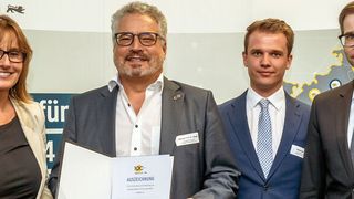 Übergabe der Auszeichnungsurkunde (v.l.): Katrin Schütz, Staatsekretärin im Ministerium für Wirtschaft, Arbeit und Wohnungsbau Baden-Württemberg, Prof. Dr. Michael Hauth, Professor für Logistik und Einkauf an der Hochschule Mannheim, Alexander Kopp, Protena Unternehmensberatung und Prof. Dr. Sven Völker, Professor für Logistikplanung und Digitale Fabrik an der Technischen Hochschule Ulm. ( Martin Storz)