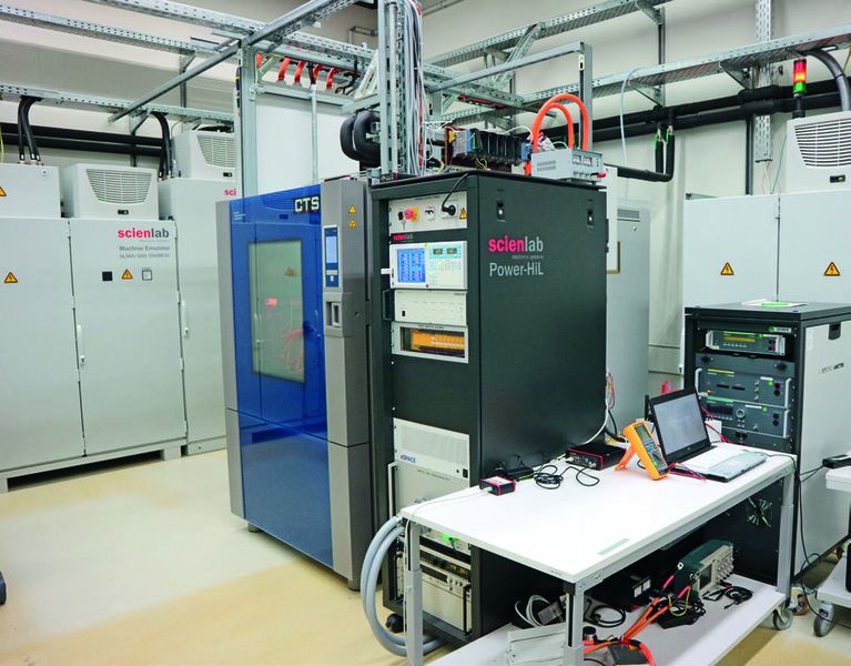 Der Prüfstand im Überblick: links der Maschinen-Emulator, in der Mitte der Klimaschrank (blau), daneben ein 19