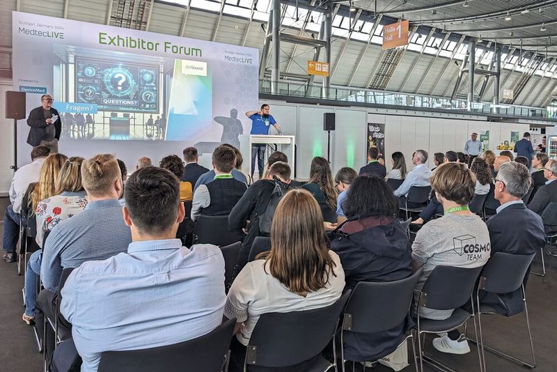 Wie generative KI effektiv genutzt und Fallstricke vermieden werden können, erleuterte Philipp Jauernig-Biener, Berater für digitale Strategie bei Dotsource, in seinem vollbesetzten Vortrag „Endlich produktiv mit KI arbeiten: Die wichtigsten Dos und Don’ts für effiziente Produkttexte“. (Bild: Breunig – VCG)