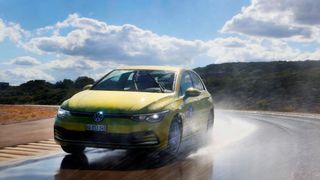 Auf der nassen Kreisbahn zeigte der 17 Zoll große Versuchsreifen die beste Leistung. (Bild: TÜV Süd)