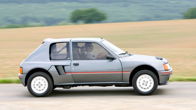 Rettungswagen: Der kleine 205 befreite Peugeot ab 1983 aus der Krise und erzielte als T16 (im Bild) auch im Motorsport Siege in Serie. (Bild: Peugeot)