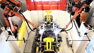 Mit Blick auf die Schweißtechnik von Kuka, mit der der Automobilzulieferer Magna Presstec bald die Leiterrahmen der elektrischen Variante der Offroad-Ikone Mercedes-G-Klasse fertigen wird. Soeben wurde der Auftrag erteilt, berichtet der Roboterspezialist. (Kuka)