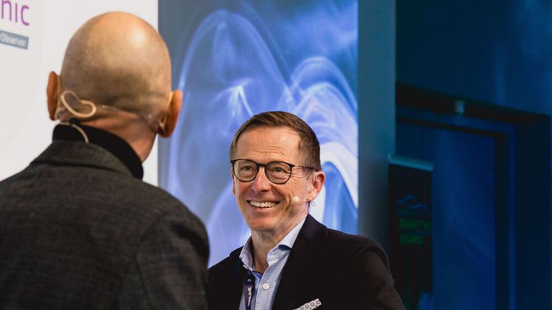 Oliver Bohn (re.) berichtete von seinen Erfahrungen mit der KI-Anwendung Pricetronic, eine Weiterentwicklung der Preismanagementsoftware Carobserver. (Bild: Stefan Bausewein)