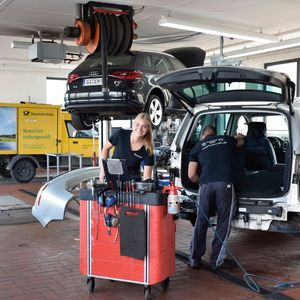 Personalisiertes Outfit und Laptops am Arbeitsplatz schaffen ein modernes Arbeitsumfeld für die Mitarbeiter.(Bild:  »kfz-betrieb« / Rubbel)