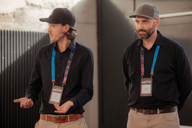 Hanno Schaz und Julian Geils gaben praktische Anwendungstipps, um Sicherheitslücken rechtzeitig zu erkennen und wirksam zu schließen. (Bild: Vogel IT-Akademie)