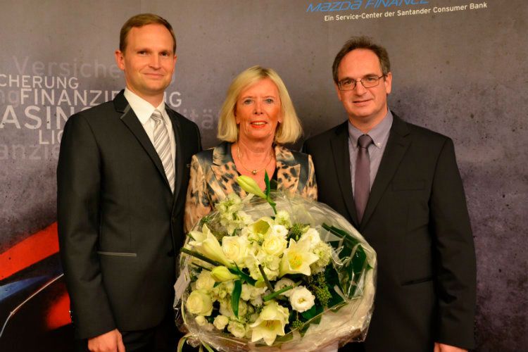 Ein emotionaler Höhepunkt der Veranstaltung war die Verabschiedung von Marion Johl, der Generalbevollmächtigten der Santander Consumer Bank, im Foto mit Marcus Weller (li.) und Werner Prange (re.). (Foto: Mauritz)