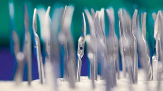 Auf der s191 
entstehen aus hochlegierten Edelstahlstangen Pinzetten, Scheren und Nadelhalter, die TMS dann zu komplexen Mikrofeder-, Mikrobajonett- und Rohrschaftinstrumenten 
vereint.  (Bild: Starrag/Ralf Baumgarten)