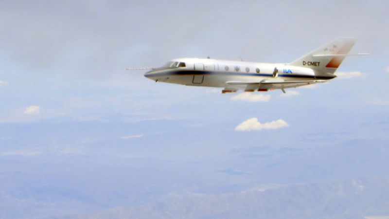 Messungen im Abgas eines Triebwerks: Die DLR-Falcon fliegt mit den Messeinlässen am oberen Rumpf in das Abgas ein. (NASA)