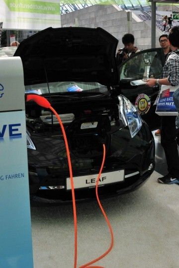 Im Gegensatz zum Twizy ist das E-Fahrzeug Leaf zweifellos als ein echtes Auto zu erkennen. (Foto: Büttner)