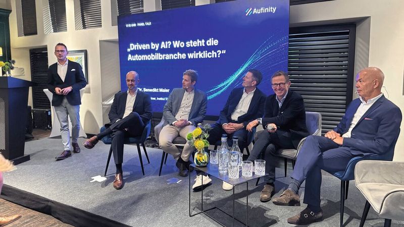In einer Diskussionsrunde ging es um den Status Quo der Nutzung von KI in Autohäusern und Werkstätten. (Bild: Achter – VCG)