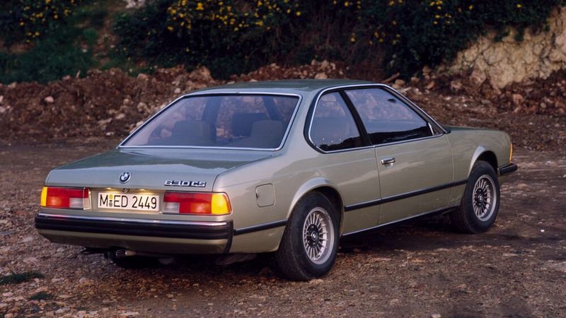 Zur Serieneinführung waren der 630CS mit einem 3,0-Liter-Vergasermotor und der 633CSi mit einem 3,2-Liter-Saugrohreinspritzer lieferbar; in den USA gab es zum Verkaufsstart den 630CSi mit serienmäßigem Katalysator. Der Basispreis für den 630CS betrug 40.600 DM und für den 633CSi 43.100 DM.  (Bild: BMW AG)