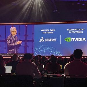 Jensen Huang, CEO de NVIDIA, et Pascal Daloz, CEO de Dassault Systèmes, sur scène lors de l'annonce du partenariat entre les deux entreprises.(Source :  Marina Hofstetter)